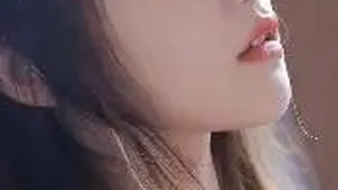 杨钰莹加盟新团后现身商演，场地条件简陋引关注