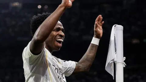 杨文龙和姜鑫杰亚冬会单板滑雪男子大跳台摘得冠亚军